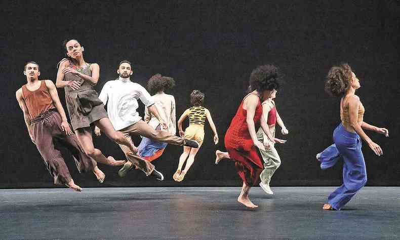 Bailarinos da Cia. de Dana Palcio das Artes danam coletivamente no espetaculo manifesta 