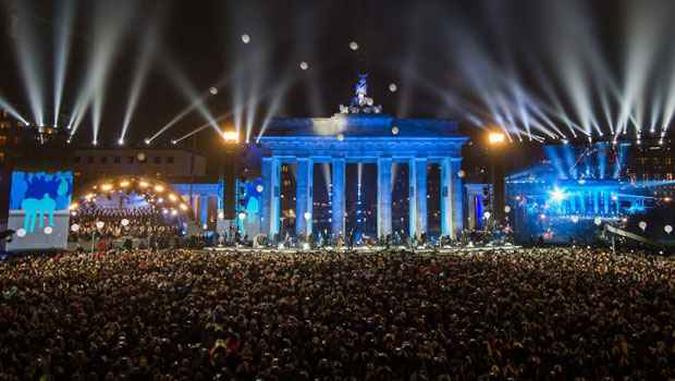 Palco no Porto de Brandemburgo teve apresentaes artsticas por todo o dia(foto: ODD ANDERSEN/AFP)