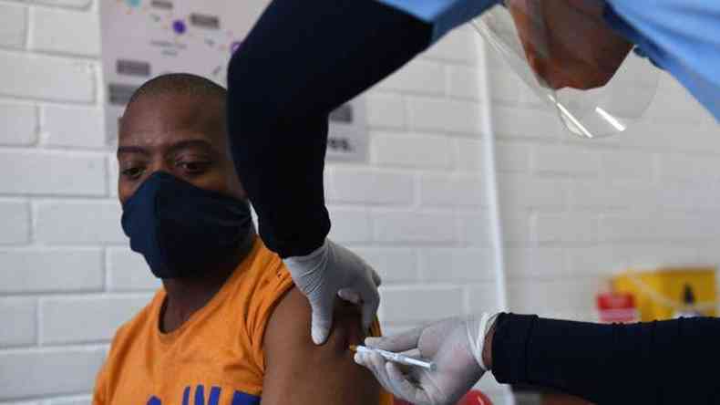 Voluntrios do Brasil, Reino Unido e frica do Sul esto participando da fase 3 dos ensaios clnicos da vacina na Universidade de Oxford(foto: Getty Images)