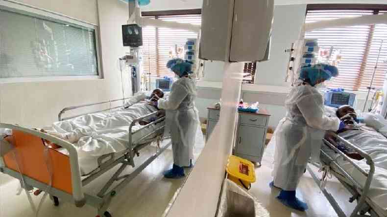 Aumento repentino em hospitalizaes  um dos sinais de uma possvel nova variante em circulao; acima, hospital na frica do Sul(foto: Reuters)