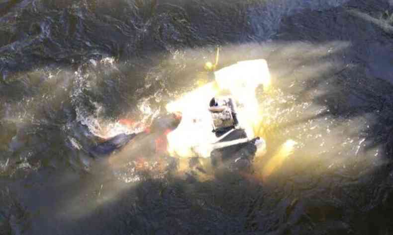 Caminho com explosivos caiu dentro do Rio Sapuca 