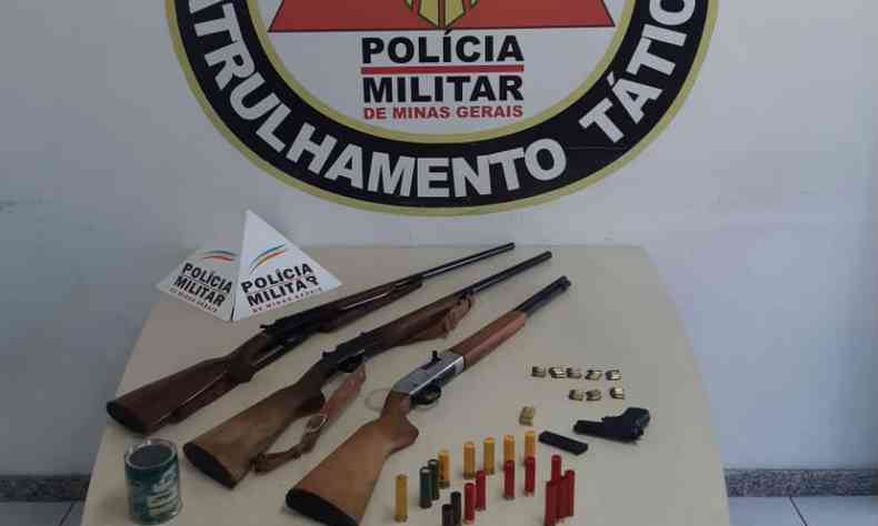 Trs espingardas e uma pistola foram apreendidas com os dois irmos(foto: Divulgao/Polcia Militar de Minas Gerais)