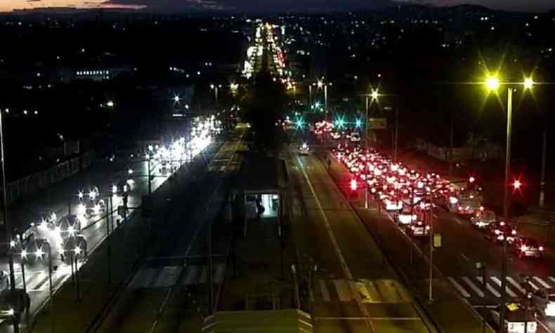 Sada do viaduto So Francisco, na Avenida Antnio Carlos, est congestionado(foto: Divulgao/BHTrans)