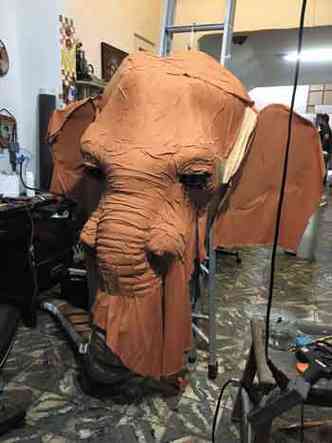 Hari, o elefante de 3 metros, protagonizou ''...Incomoda, incomoda, incomoda...'', montagem do Cefart (foto: Acervo pessoal)