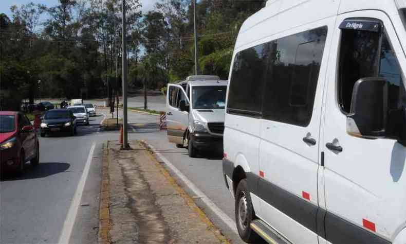 Departamento de Edificaes e Estradas de Rodagem de Minas Gerais intensificou desde ontem cerco aos transportadores no autorizados(foto: Paulo Filgueiras/EM/D.A Press)