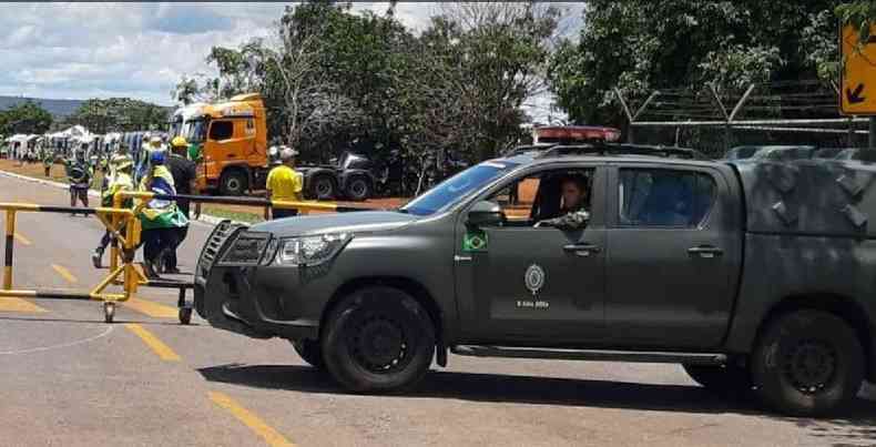 Caminhes de bolsonaristas, com faixas antidemocrticas, enfileirados em rea exclusivamente militar, no Quartel-General, com vigilncia de carro do Exrcito