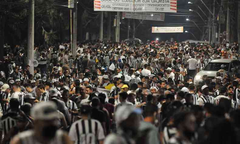 Movimentao de torcedores no entorno do Mineiro na noite passada