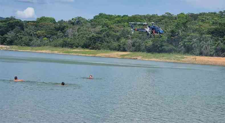 Bombeiros vasculham a nado a Vargem das Flores atrs de jovem afogado contando com helicptero da polcia militar pegasus em Contagem jovem de 24 anos 