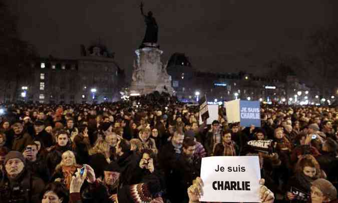 Cerca de 5.000 pessoas se reuniram na tarde desta quarta-feira, na Praa da Repblica, em Paris(foto: Joel Saget/AFP )