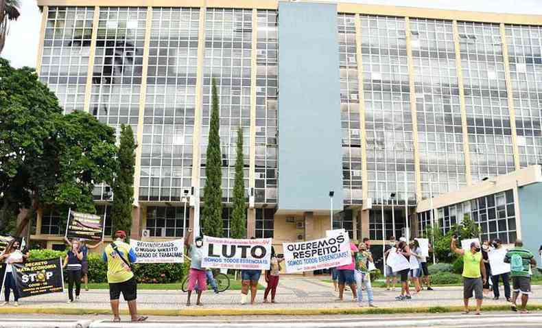 Com faixas e cartazes, os comerciantes pediram para a prefeitura garantir a eles o direito de trabalhar(foto: Juninho Nogueira/Divulgao)