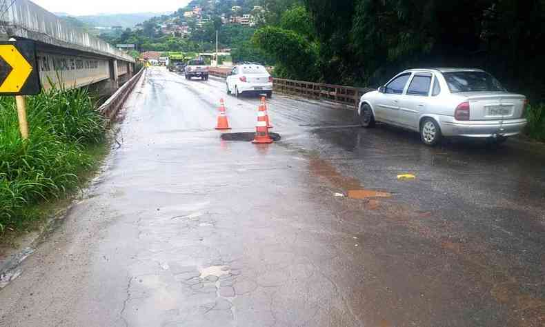 Trecho da MGC-262 sobre o Rio das Velhas liberado aps interdio