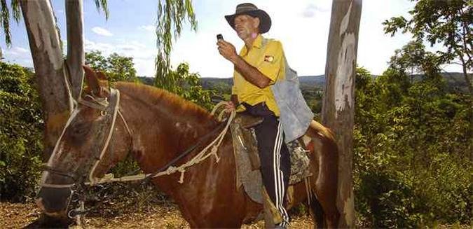 Jos� Estev�o Gon�alves, o seu Man�zim, encara subida at� o campinho de futebol a p� ou a cavalo para tentar conex�o suficiente 
