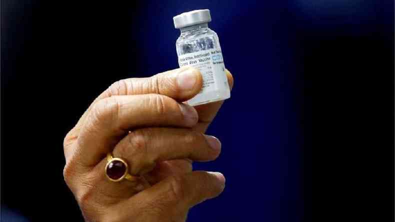 Ministro da Sade indiano, Harsh Vardhan, exibe frasco da Covaxin; contrato para compra da vacina na gesto Pazuello  alvo de investigao criminal no MPF(foto: Reuters)
