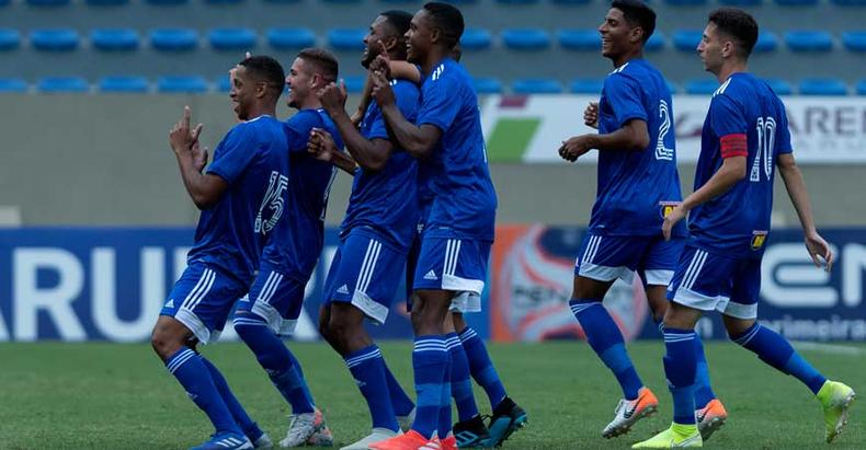 Jogadores celestes comemoram gol que garantiu a vitória sobre o Trindade, em Barueri(foto: Gustavo Aleixo/Cruzeiro/Divulgação) Jogadores celestes comemoram gol que garantiu a vitória sobre o Trindade, em Barueri(foto: Gustavo Aleixo/Cruzeiro/Divulgação)