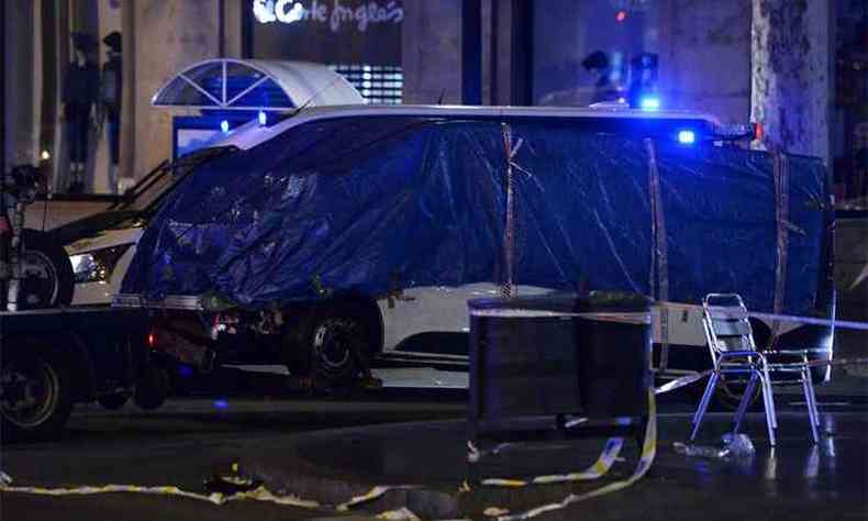 Autoridades recolhem van usada em ataque em uma das principais reas tursticas de Barcelona(foto: AFP)