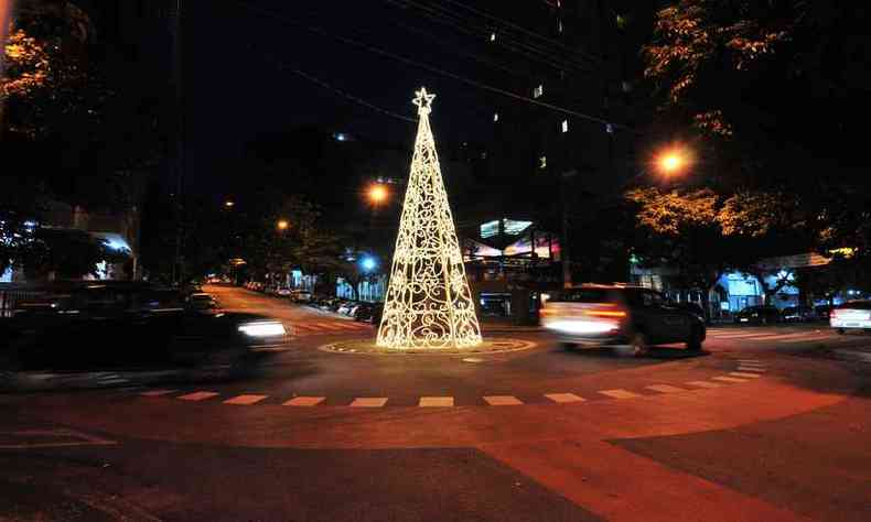 rvore de Natal na esquina das ruas Thomaz Gonzaga e Rio de Janeiro, no Lourdes(foto: Marcos Vieira/EM/D.A Press )