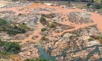Imagem area mostra a lama no Rio Doce, na cidade Resplendor, afetado pelo rompimento da Barragem do Fundo em Mariana(foto: Fred Loureiro/Secom-ES)