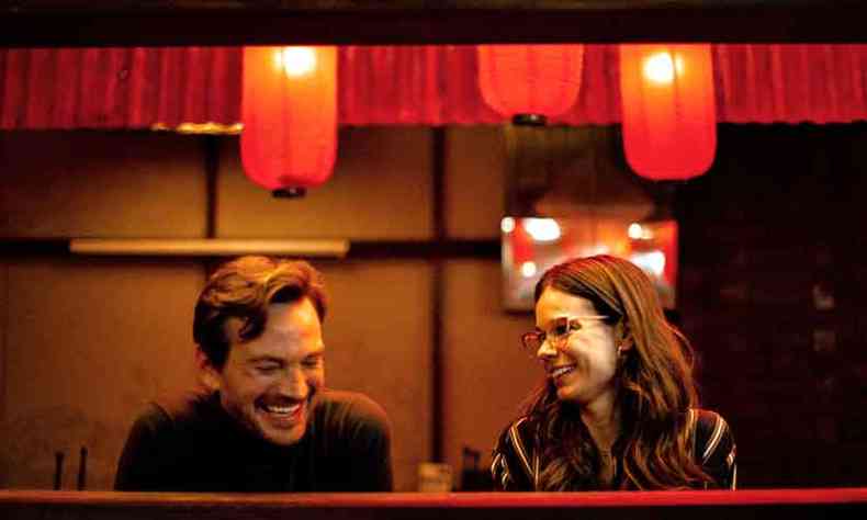 Guilhermo Pfenin e Laia Costa interpretam o casal desencantado com o amor que tem paixo pela boa comida(foto: HBO/DIVULGAO)