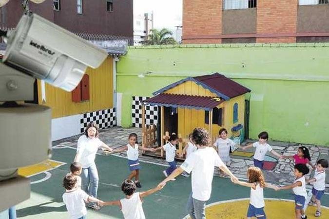 Alheias ao olhar vigilante das c�meras, crian�as brincam no p�tio de escola infantil: tranquilidade para os pais abre discuss�o sobre aspectos da privacidade(foto: Gladyston Rodrigues/EM/D.A Press)