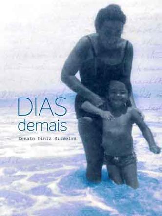 Capa do livro Dias demais traz a foto de me segurando o filho dentro do mar