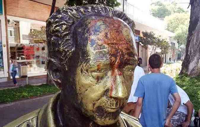 Rosto da esttua de Roberto Drummond foi manchada com tinta vermelha(foto: Ramon Lisboa/EM/D.A.Press)