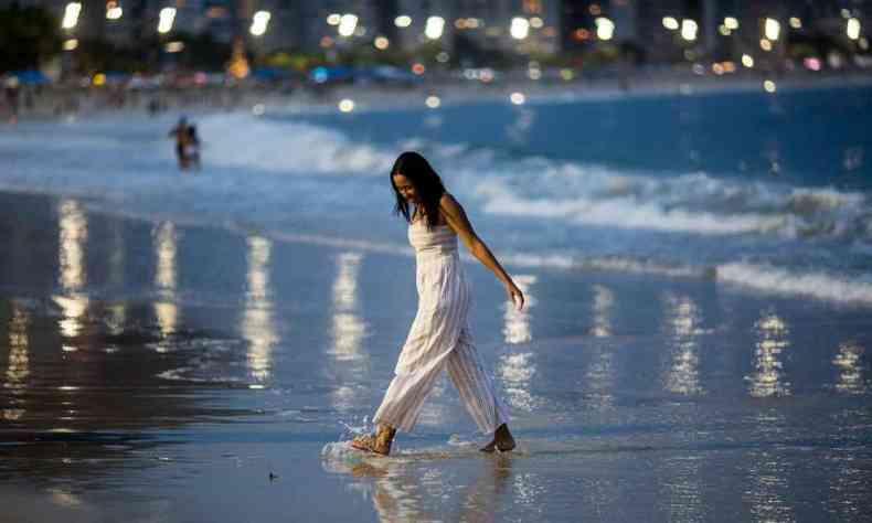 Mulher celebra o Reveillon na praia de Copacabana