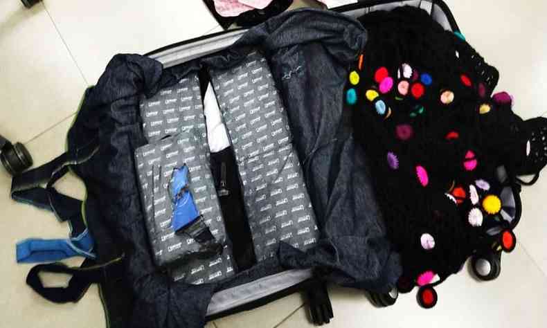 Droga estava escondida em um compartimento secreto da mochila da suposta viajante(foto: PF)