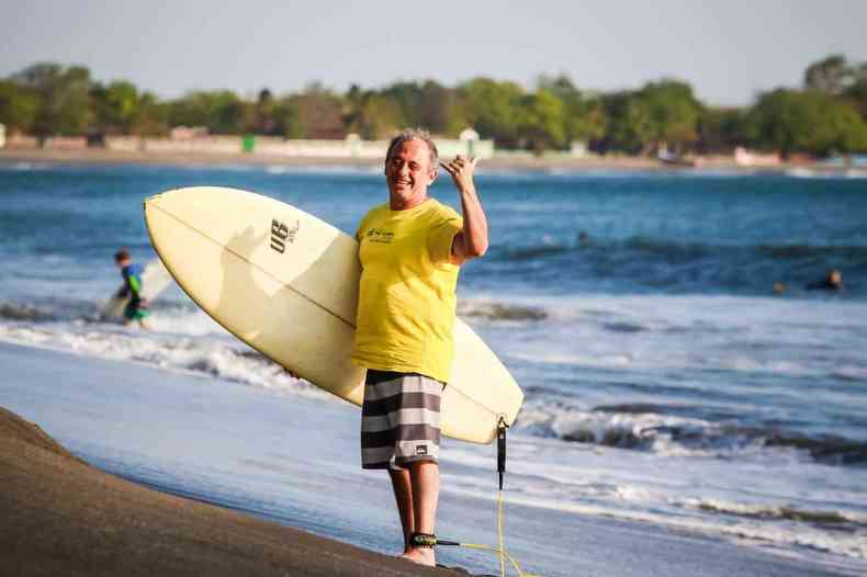 Vitor Shipiakoff, de 61 anos, o 'couro de sapo', foi campeo da ltima edio do Campeonato Mineiro de Surfe. (foto: Arquivo pessoal)