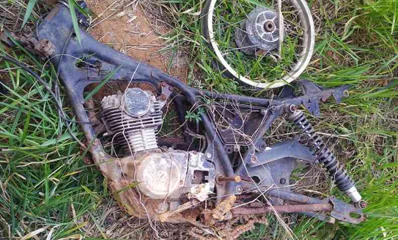 PM encontrou vrias motos desmontadas e com o nmero do chassi raspado(foto: PM/Divulgao)