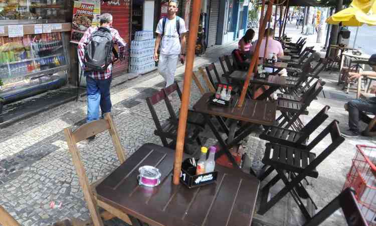 Imagem de um restaurante com lugares disponveis para comer