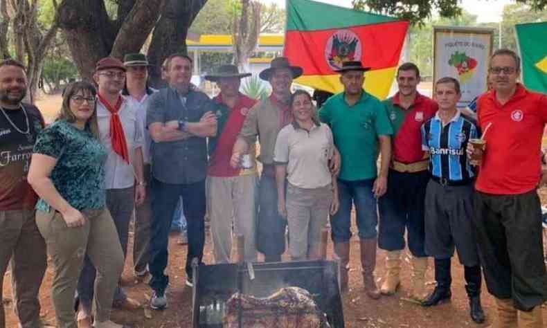Bolsonaro cumprimentou apoiadores, posou para fotos e serviu-se de churrasco e refrigerante(foto: Reproduo/Twitter Jair M. Bolsonaro)