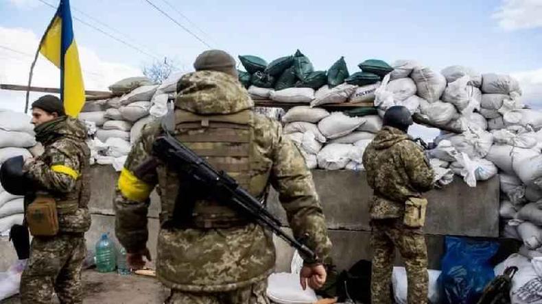 Desde o começo da guerra na Ucrânia, países da União Europeia estão adotando sanções contra os russos(foto: Reuters) Militares em meio a conflito entre Rússia e Ucrânia