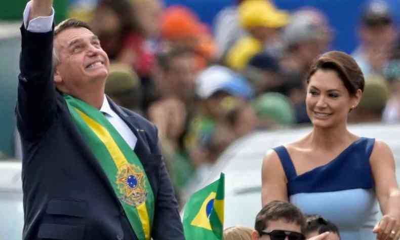 Presidente Jair e primeira dama em desfile