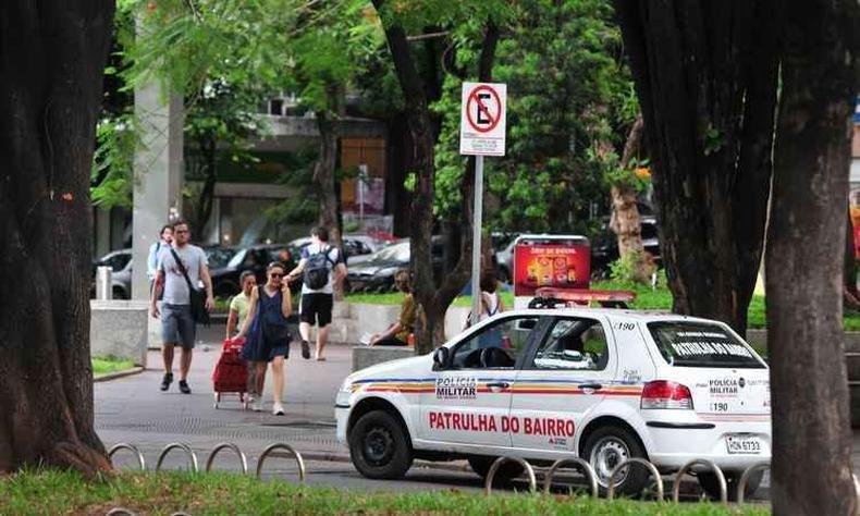 Comerciantes e frequentadores das �reas comerciais apostam no patrulhamento mais ostensivo no fim do ano para enfrentar o aumento dos riscos(foto: Alexandre Guzanshe/EM/D.A Press )