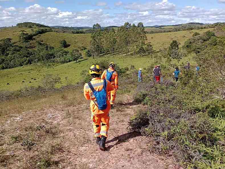 Bombeiros e moradores rurais fazem buscas pelo homem desaparecido em Santa Rita de Ibitipoca
