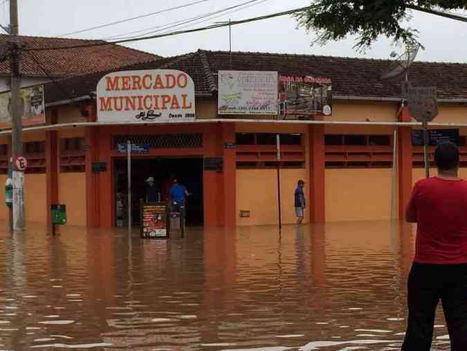 No mercado municipal comerciantes foram avisados e conseguiram salvar produtos(foto: Marlos Ney Vidal/EM/D.A Press)