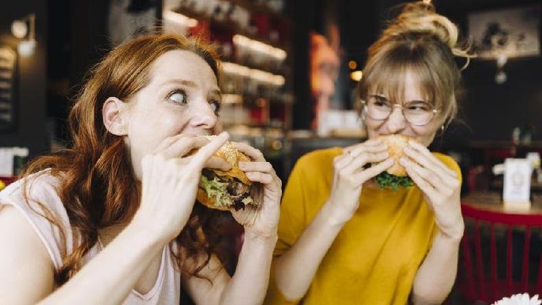 Mulheres comendo hamb�rguer