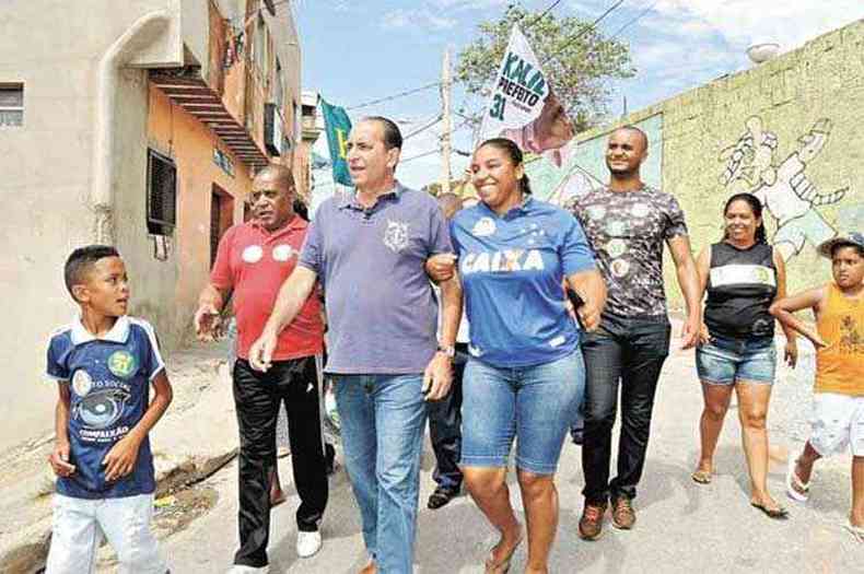 Alexandre Kalil pediu votos aos moradores da Pedreira Prado Lopes (foto: Cristina Horta/EM/D.A Press)