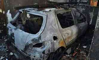 Carro que pertence  famlia moradora do imvel foi completamente destrudo pelo fogo(foto: O Imparcial/DA Press)