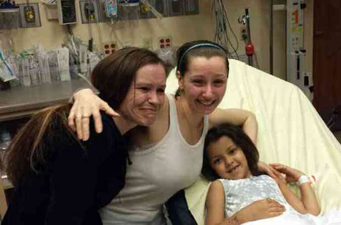 Amanda Berry, no centro, com a irm,  esquerda, e a filha, nascida em cativeiro(foto: HO / WOIO TV / AFP)