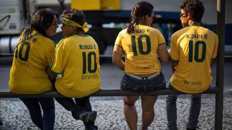 Pessoas com camisa em que se l 'deus  10'