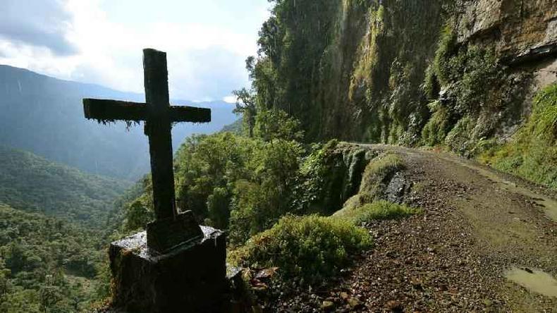 Cruz na 'Estrada da Morte', na Bolvia