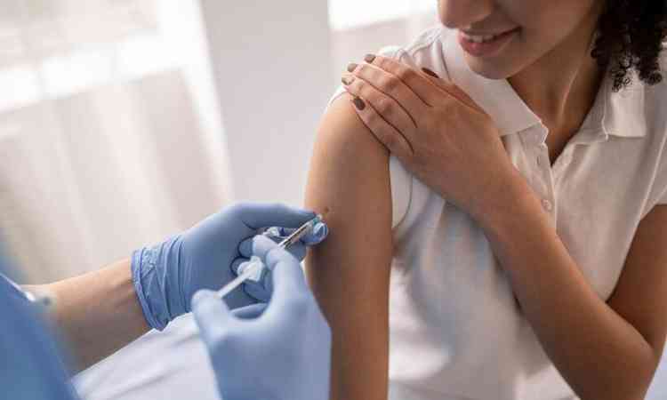mulher recebe vacina no brao