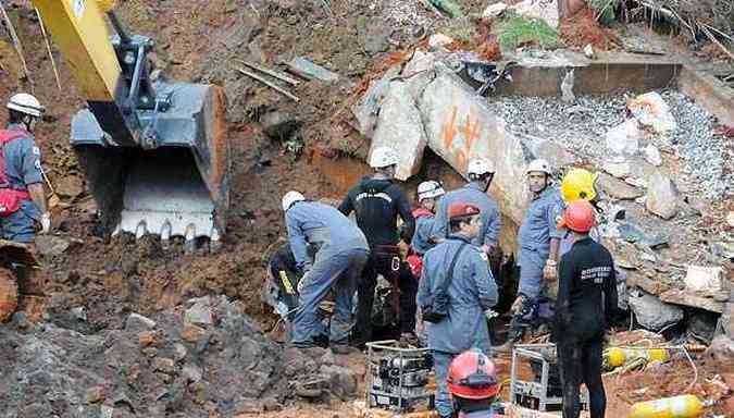 Bombeiros trabalham para retirar o corpo do taxista dos escombros(foto: Paulo Filgueiras/EM/D.A.Press)