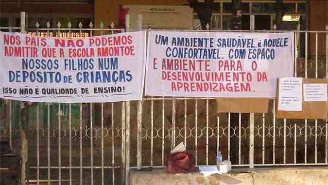 Protesto dos pais na porta da Escola Estadual Jos Bento Nogueira em Minas Novas(foto: Claudia Souza)