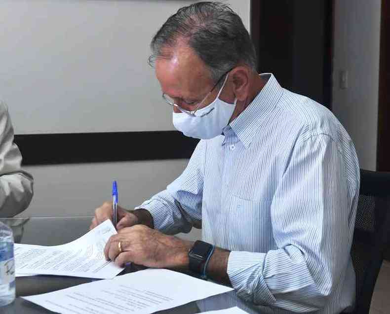 Aps presso da Justia, prefeito Paulo Piau assina novo decreto de enfrentamento ao COVID-19(foto: Andr Santos/Prefeitura Municipal de Uberaba)