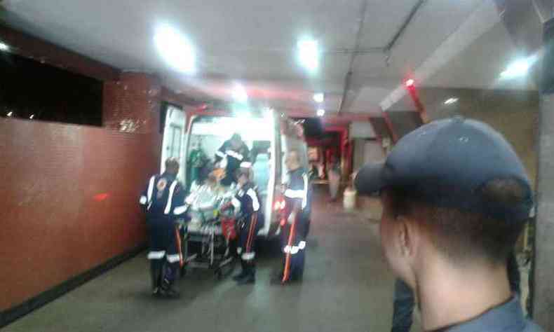 Crianas chegam no Hospital Joo XXIII(foto: Landercy Hemerson/Divulgao)