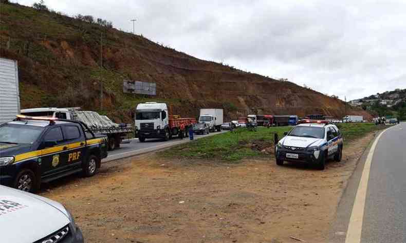 Garimpeiros chegaram a interditar a rodovia completamente no incio da manh(foto: PRF/Divulgao)