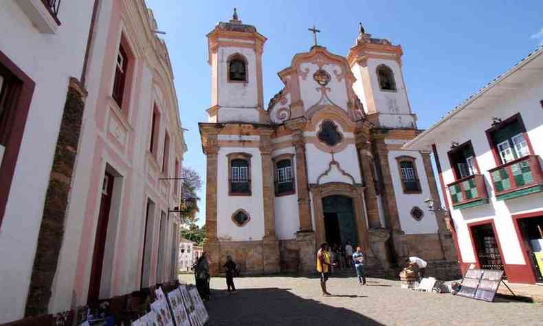 igreja antiga em meio a casares