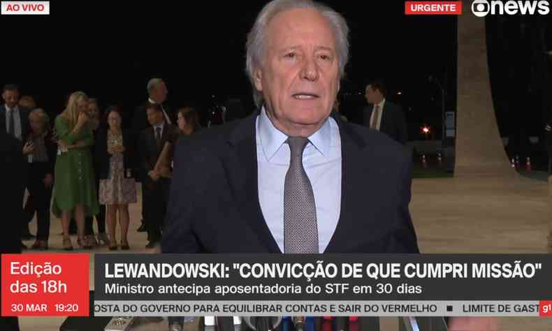 Visivelmente emocionado, ministro Ricardo Lewandowski concedendo coletiva
